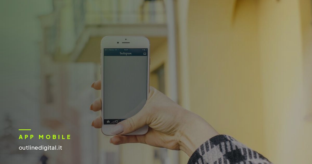 Smartphone tenuto in mano con applicazioni sullo schermo