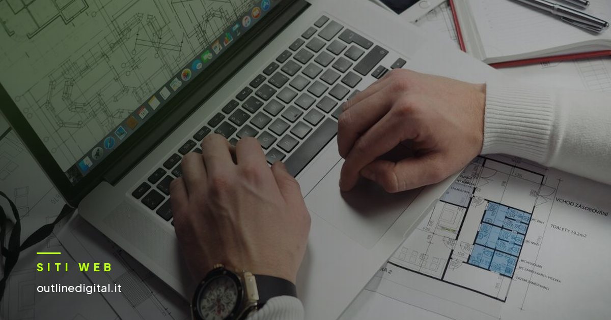 Progettista al lavoro su un layout di sito web