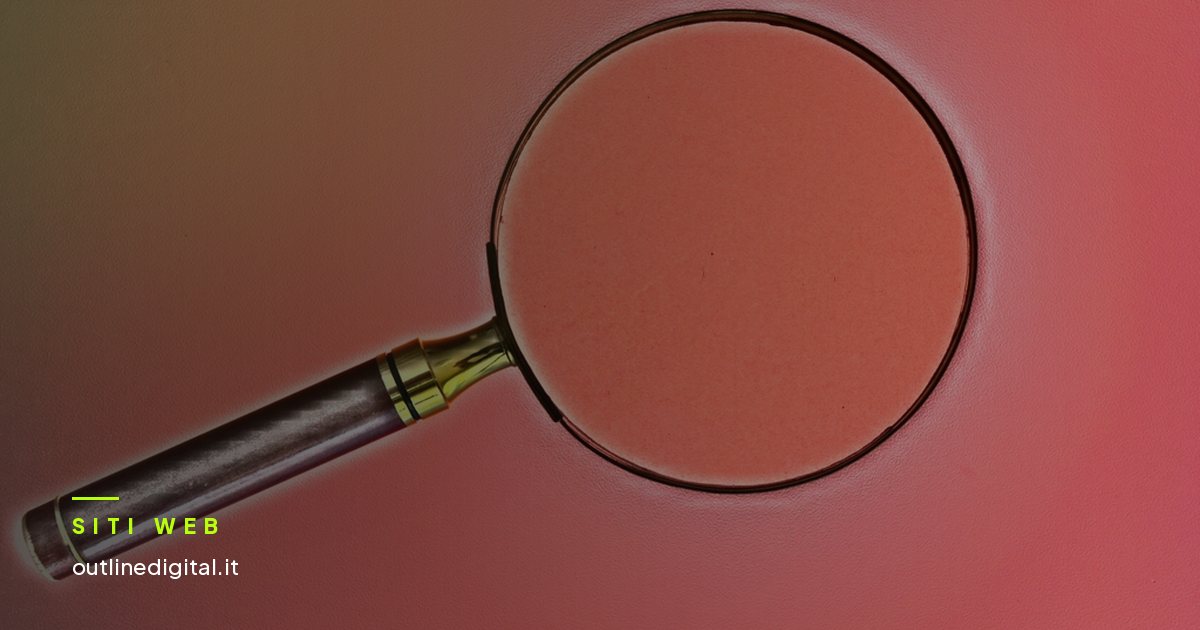 Lente d'ingrandimento appoggiata su una tastiera