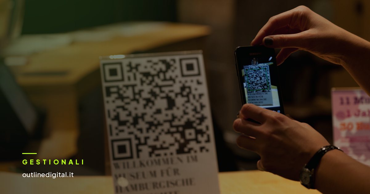 Codice QR inquadrato dallo schermo di uno smartphone
